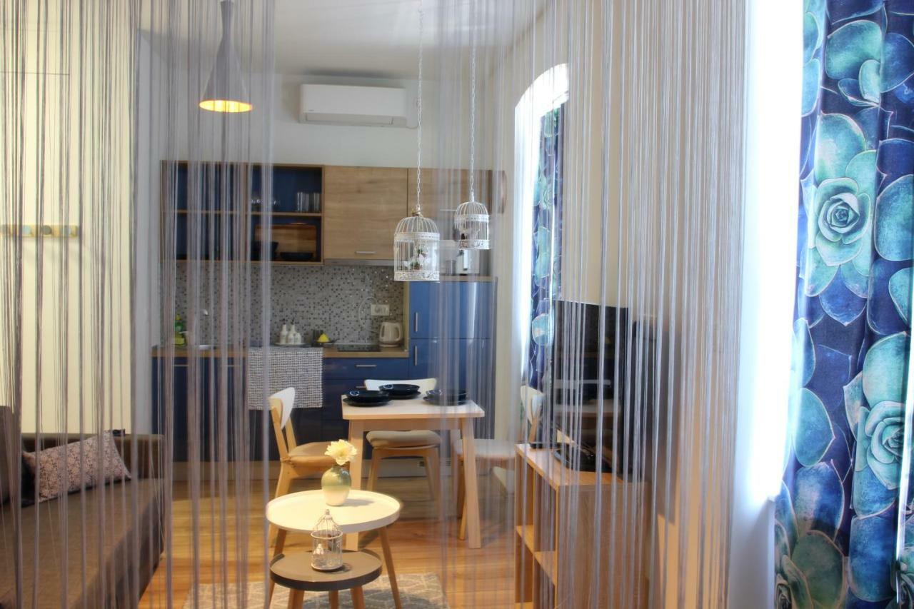 Cozy In Center Of *