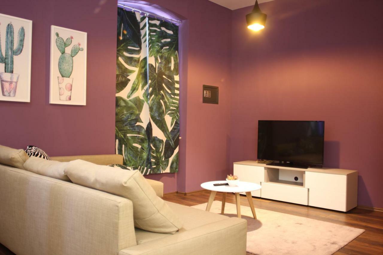 Cozy In Center Of Apartment *