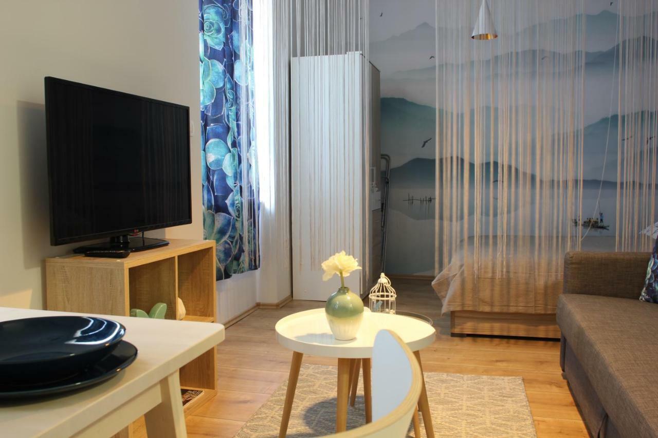 Cozy In Center Of
