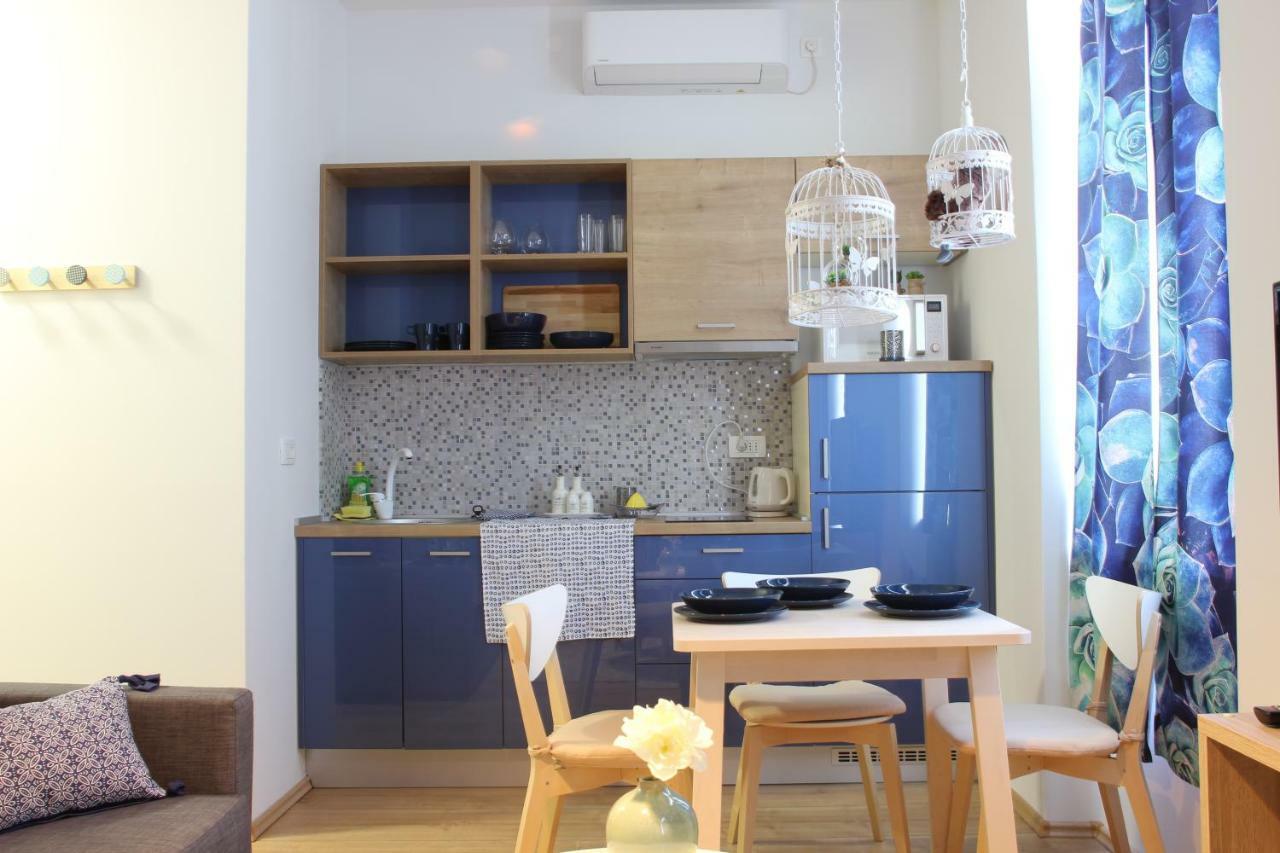 Cozy In Center Of *